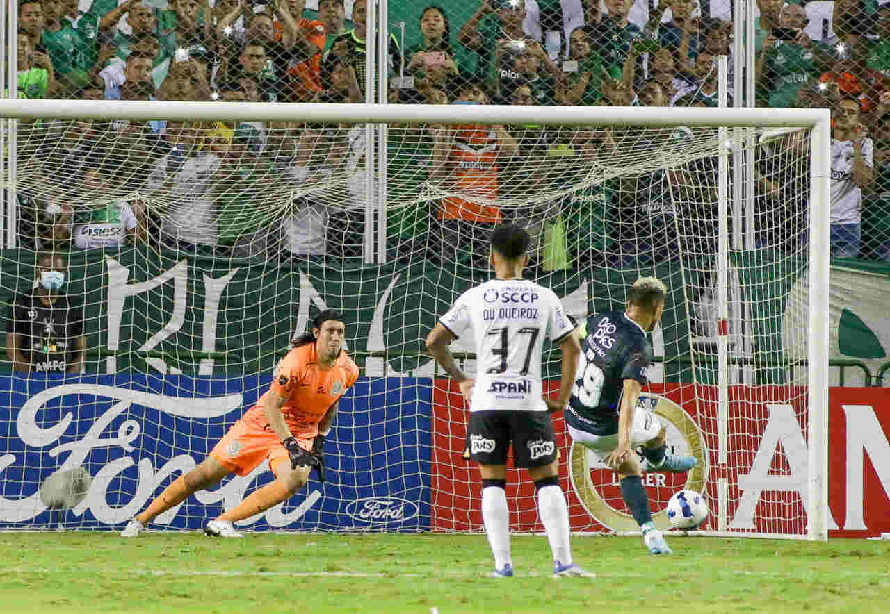 Herói! Cássio amplia recorde e chega a 31 defesas de pênaltis no  Corinthians: O importante é