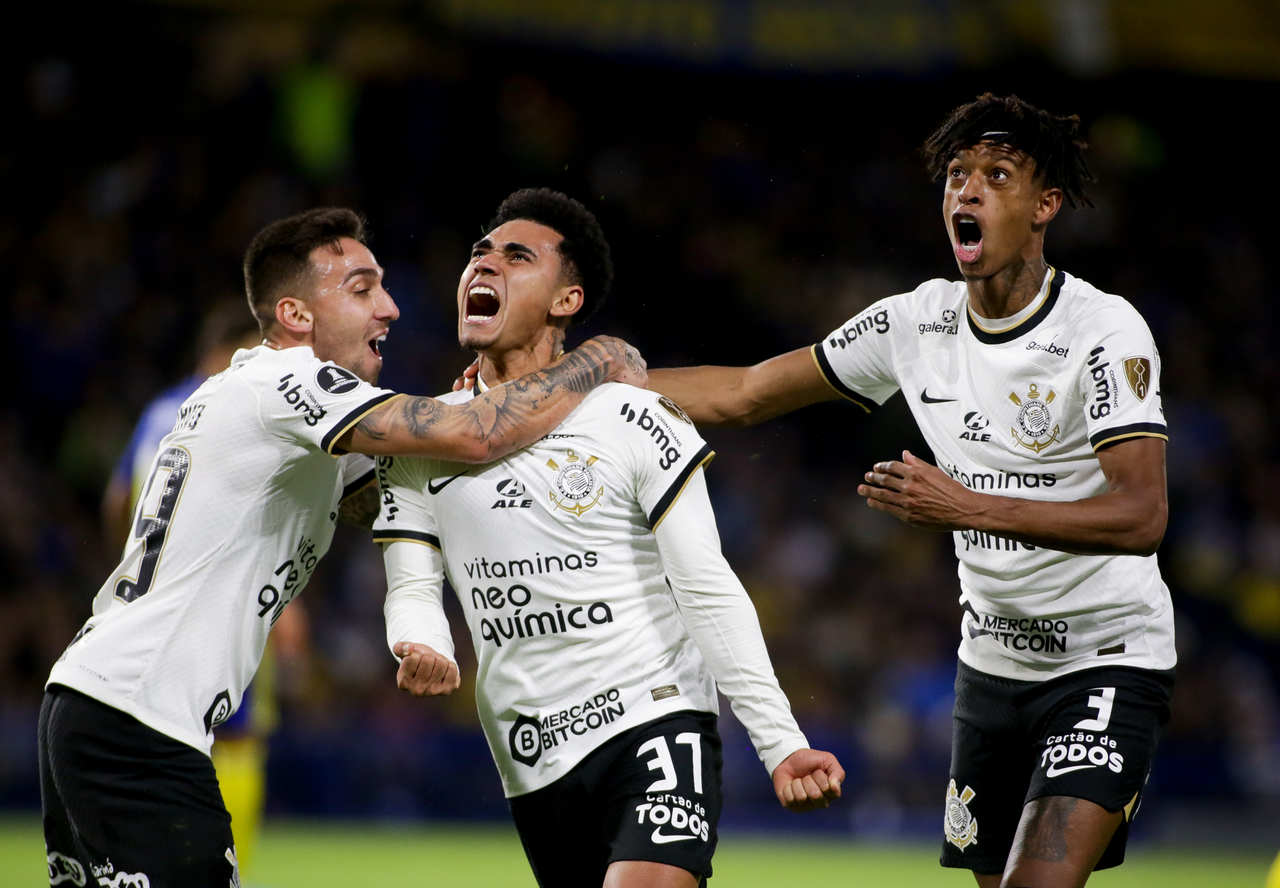 Revolta com treinador e Fábio Santos marca empate do Corinthians