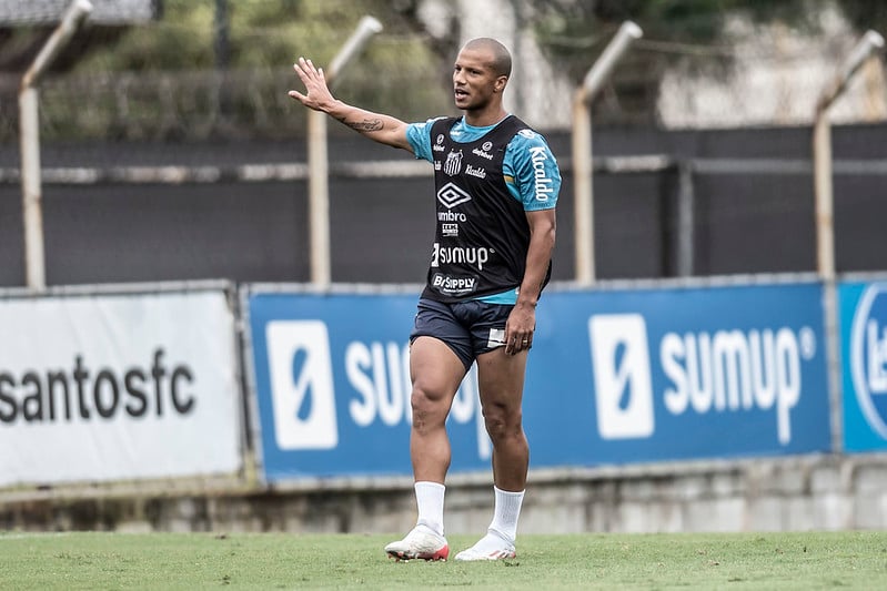 Santos anuncia a contratação do atacante equatoriano Bryan Angulo