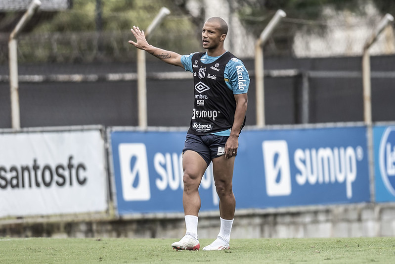 Santos acerta base contratual com Bryan Angulo, que negocia