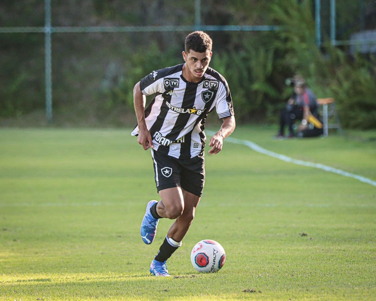 Bola E Sapatas De Futebol No Campo De Jogos Do Futebol Foto de