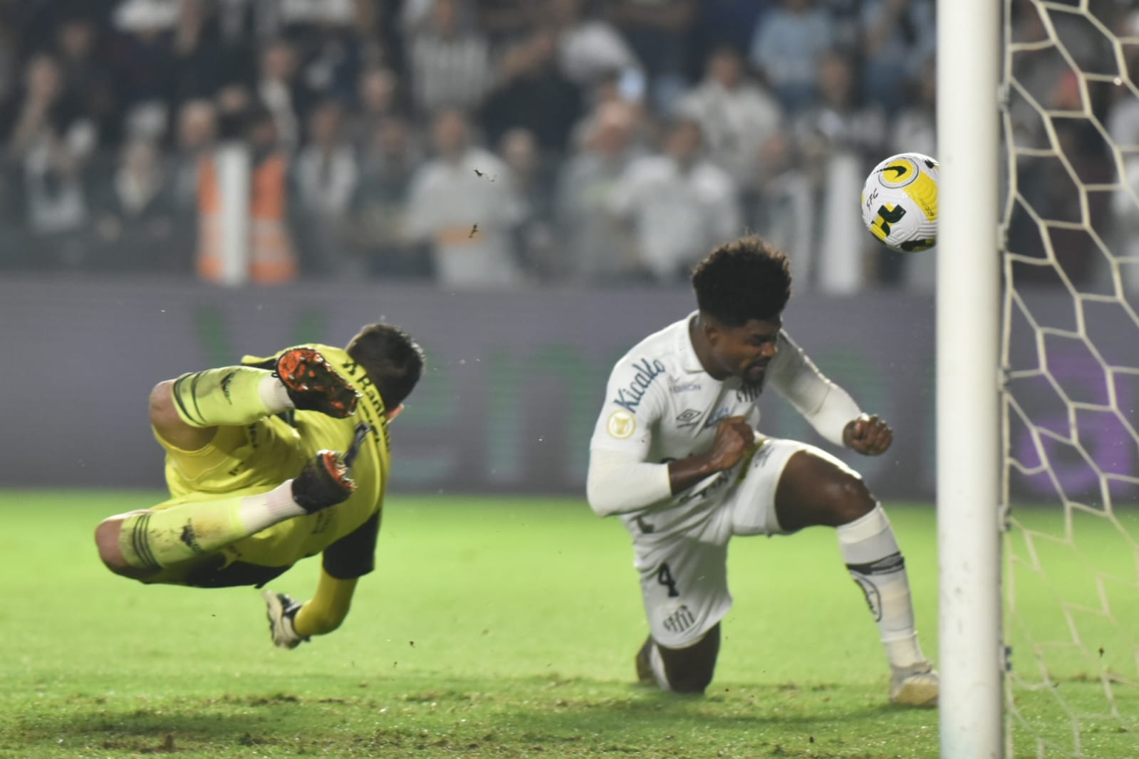 VAR tem primeira impressão de lance legal em gol anulado do