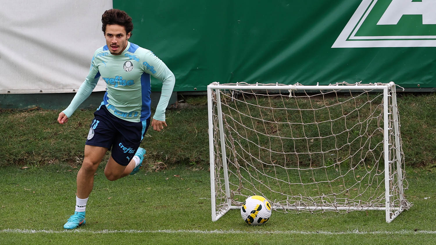 Raphael Veiga muda de posição e retoma destaque no Palmeiras