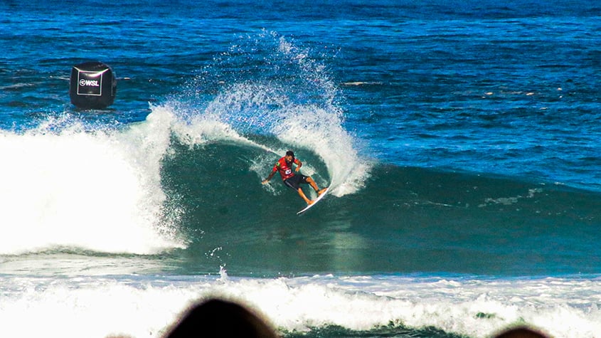 Filipe Toledo vence Italo e é campeão mundial de surfe pela 1ª vez