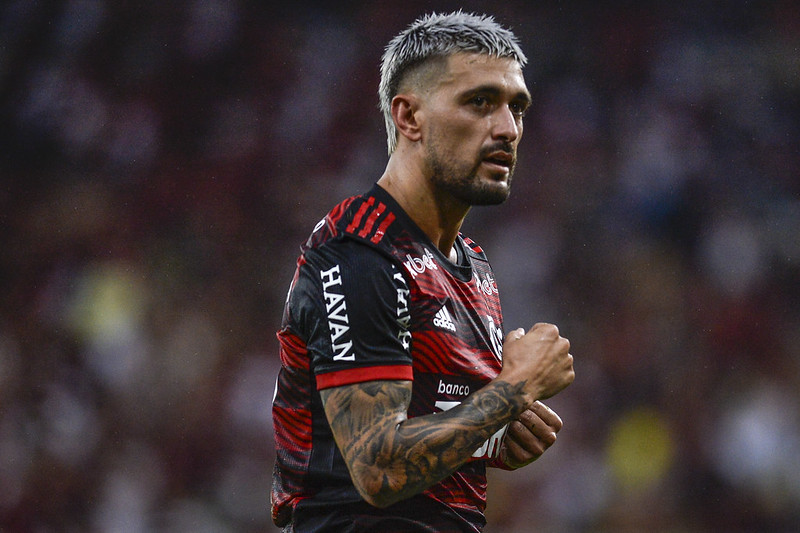 Arrascaeta é relacionado pelo Flamengo para o jogo contra o Corinthians