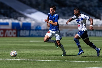 Com vídeo bem-humorado, Cruzeiro anuncia lateral Wesley Gasolina