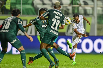 STJD pune Daronco por confusão com Hulk em jogo do Atlético-MG