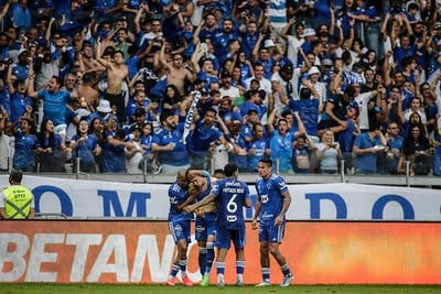 Cruzeiro: Lateral-direito Wesley Gasolina chega a BH para fechar