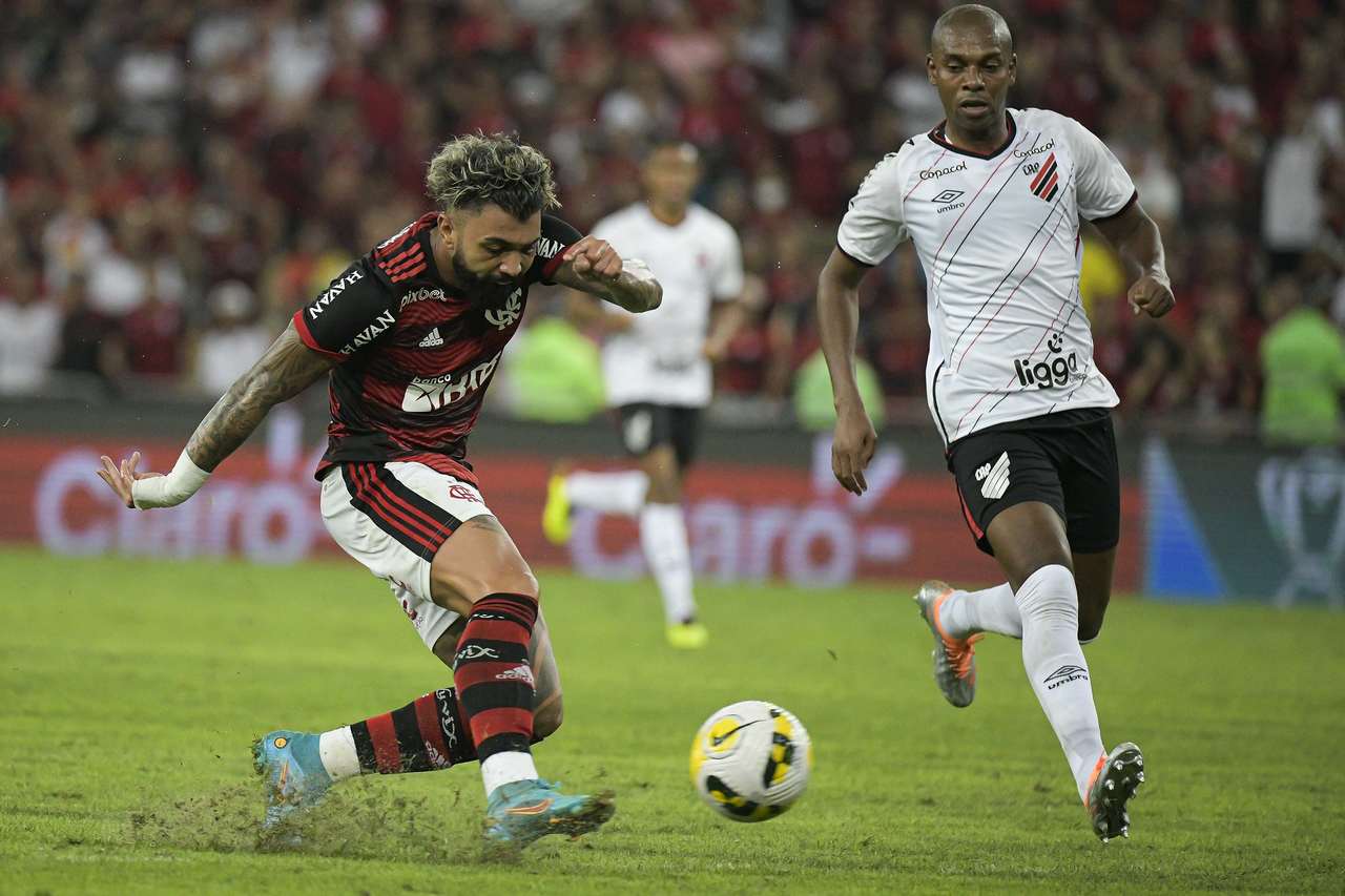 Árbitro de Athletico x Flamengo desprezou o VAR em lance decisivo