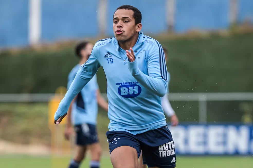 Jogador Wesley Gasolina celebra estreia pelo Cruzeiro - GP1