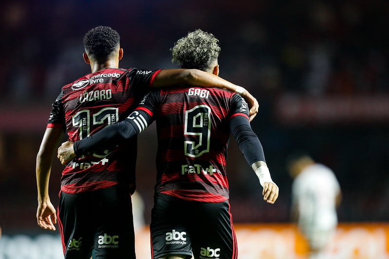 Grupo unido! Jogadores do Flamengo celebram vitória sobre o São