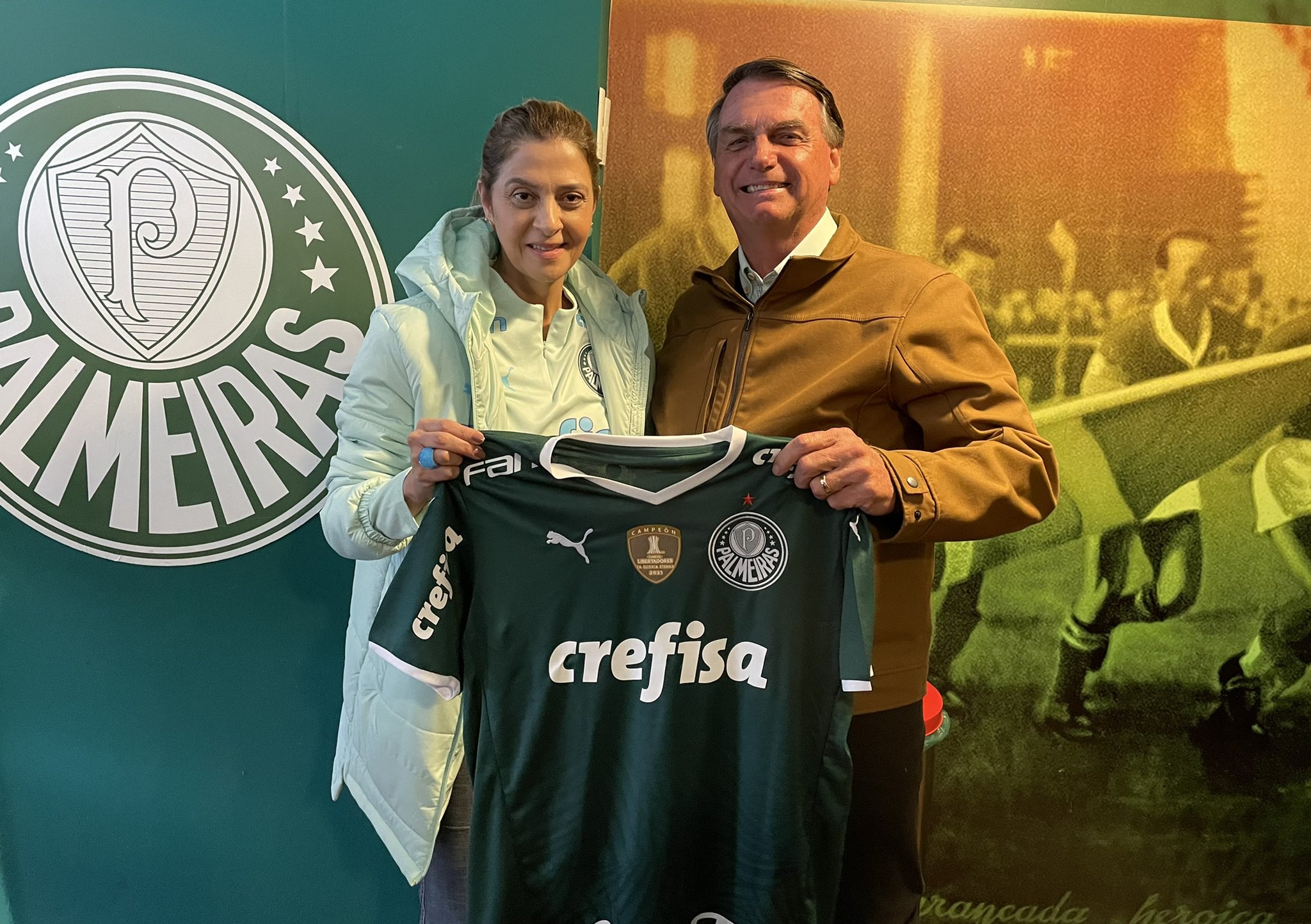 Bolsonaro ao lado de jogador do Palmeiras. Foto publicada no perfil de