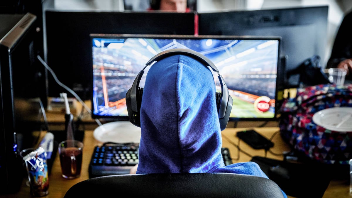 streamer com dispositivos para streaming, jogador profissional