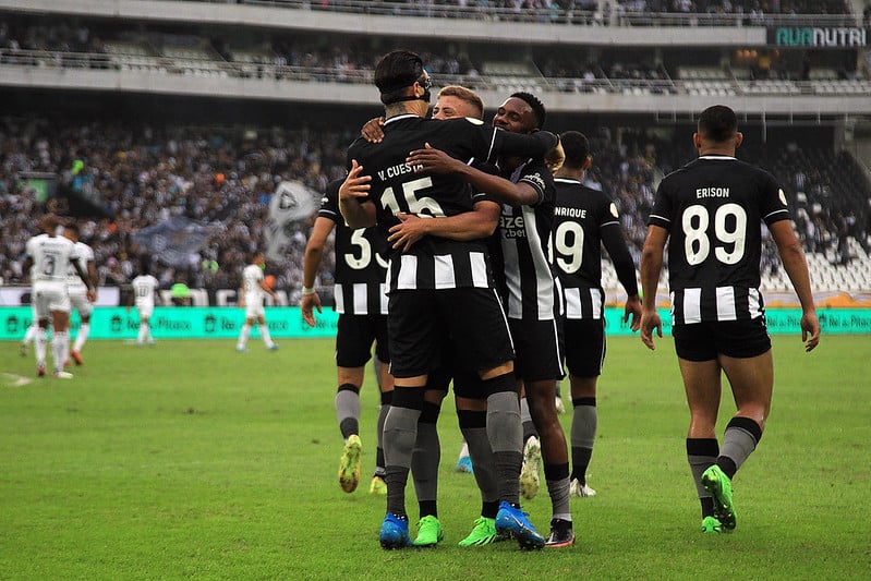 Bola aérea e força física: Tiquinho Soares chega ao Botafogo para