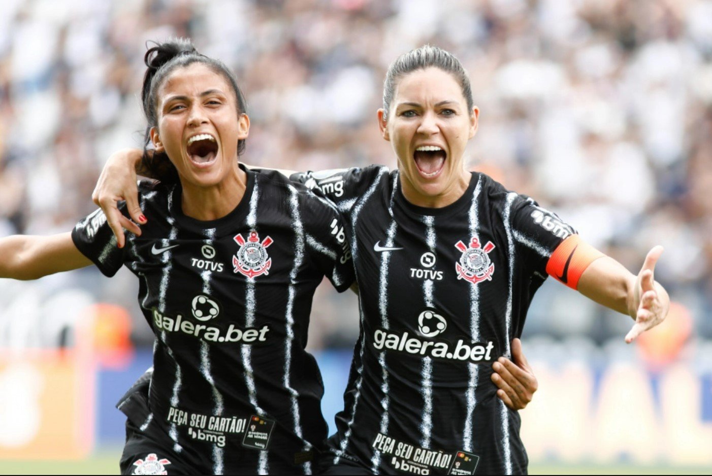 Mulheres são metade da torcida e impulsionam jogos femininos de