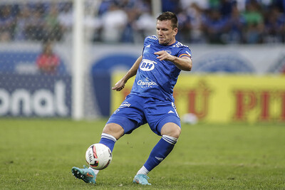 Jogador Wesley Gasolina celebra estreia pelo Cruzeiro - GP1