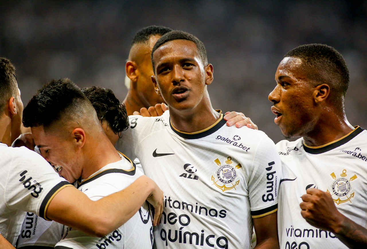 Corinthians abusa dos erros, só empata com o Goiás e mostra - de