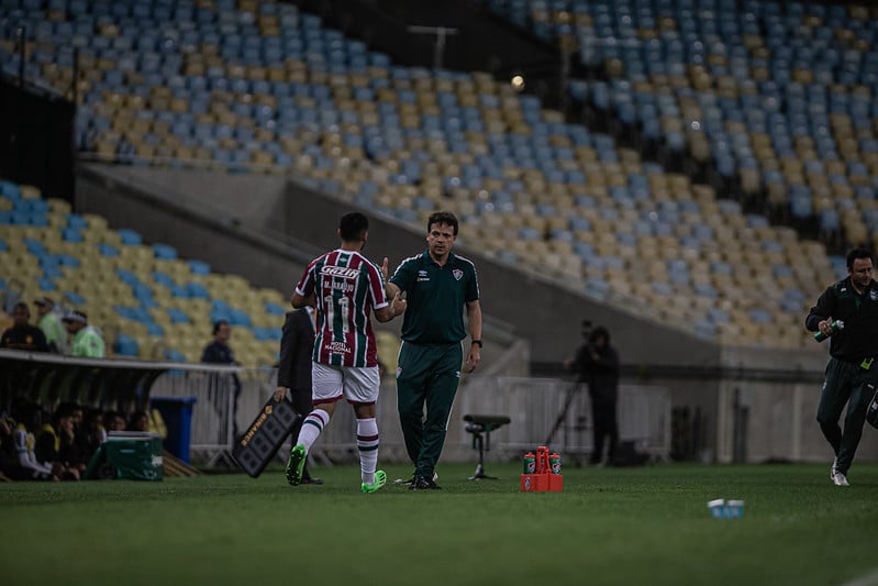 André recebe amarelo e desfalca o Fluminense para o jogo de volta contra o  Corinthians