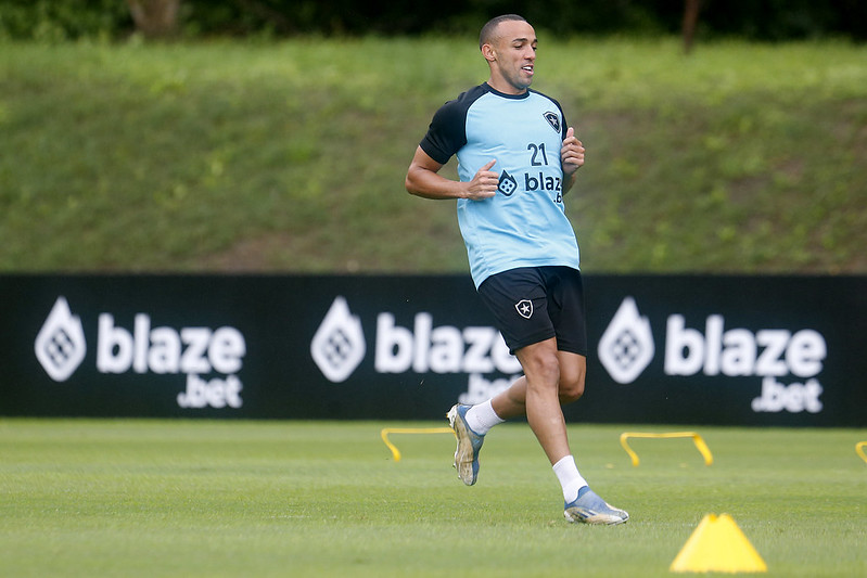 Contrato fenomenal, AeroHonda e camisa 4: Botafogo vive hype com japonês