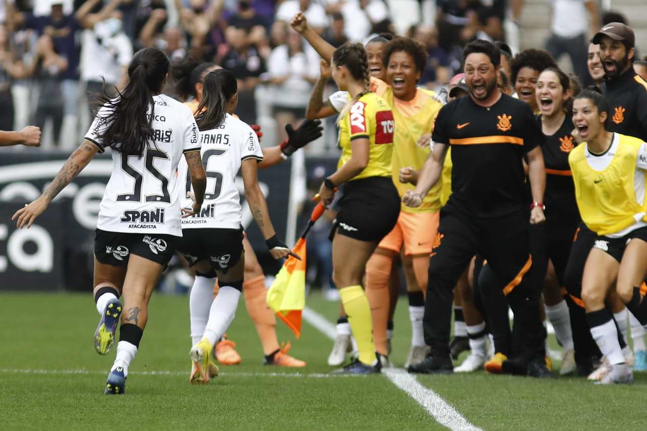 Corinthians vence Palmeiras em 1º jogo da semi do Brasileirão