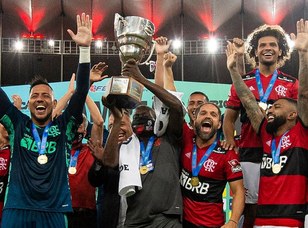 Funcionário histórico do Flamengo, Denir é homenageado em ingresso para jogo