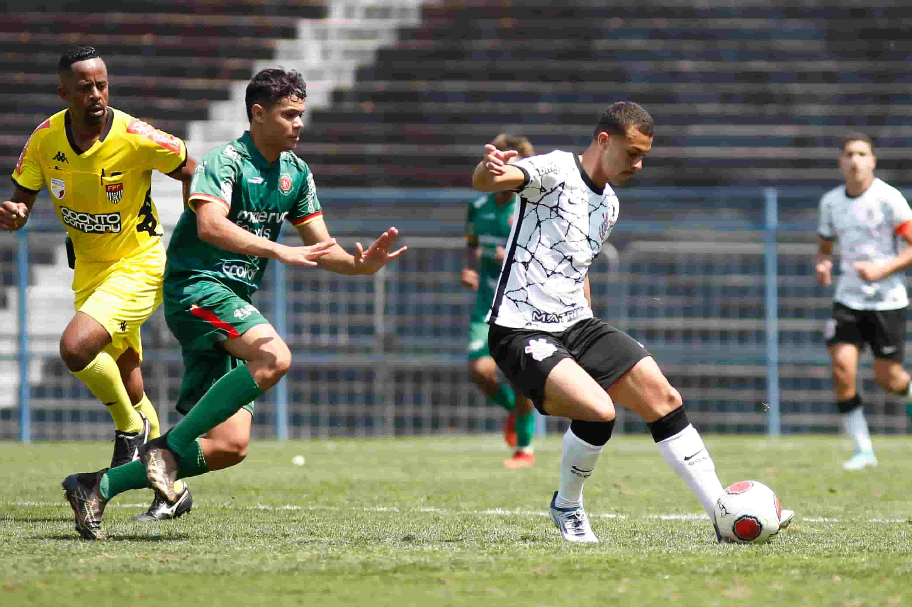 Corinthians marca no fim e empata com o São Paulo no Paulistão Sub-11