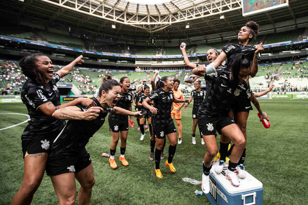 Corinthians feminino bate recorde de títulos em 2023 e chega a 17 na  história; veja galeria completa, corinthians