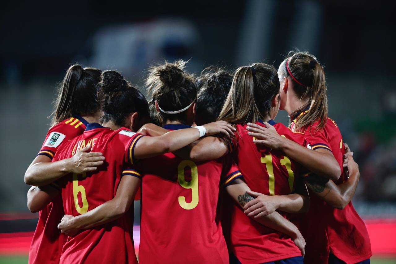 Seleção feminina realiza último treino antes de jogo com a Espanha