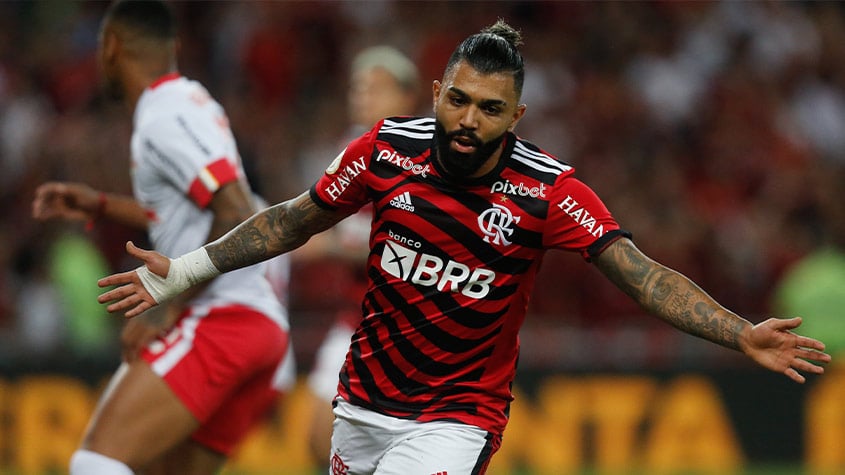 Centroavantes do Flamengo comandam vitória e acirram briga por