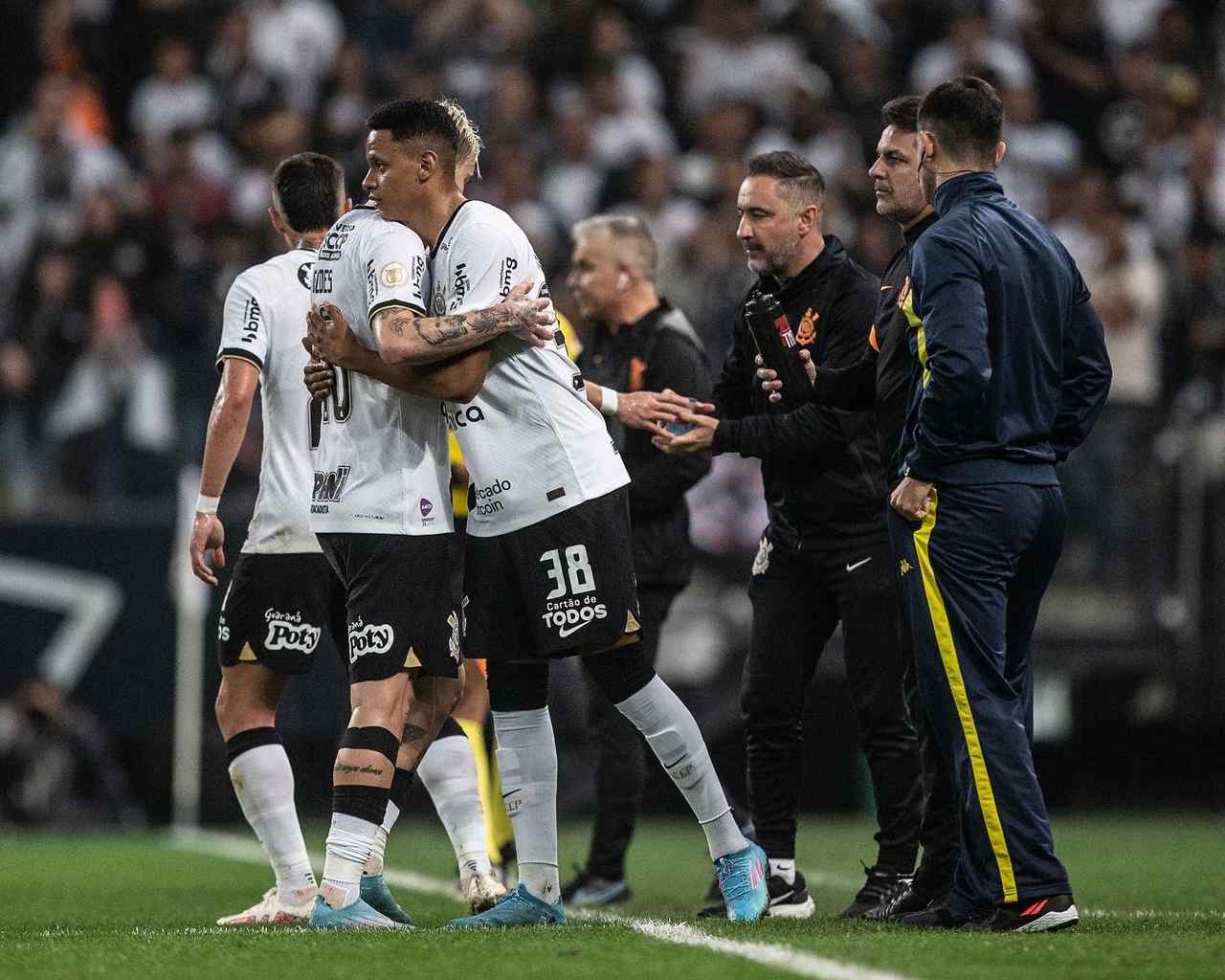 Wesley pede para Corinthians 'levantar a cabeça' e crê em vitória