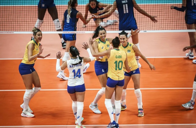 Em jogo eletrizante, Brasil vence Itália no tie-break e sobe na