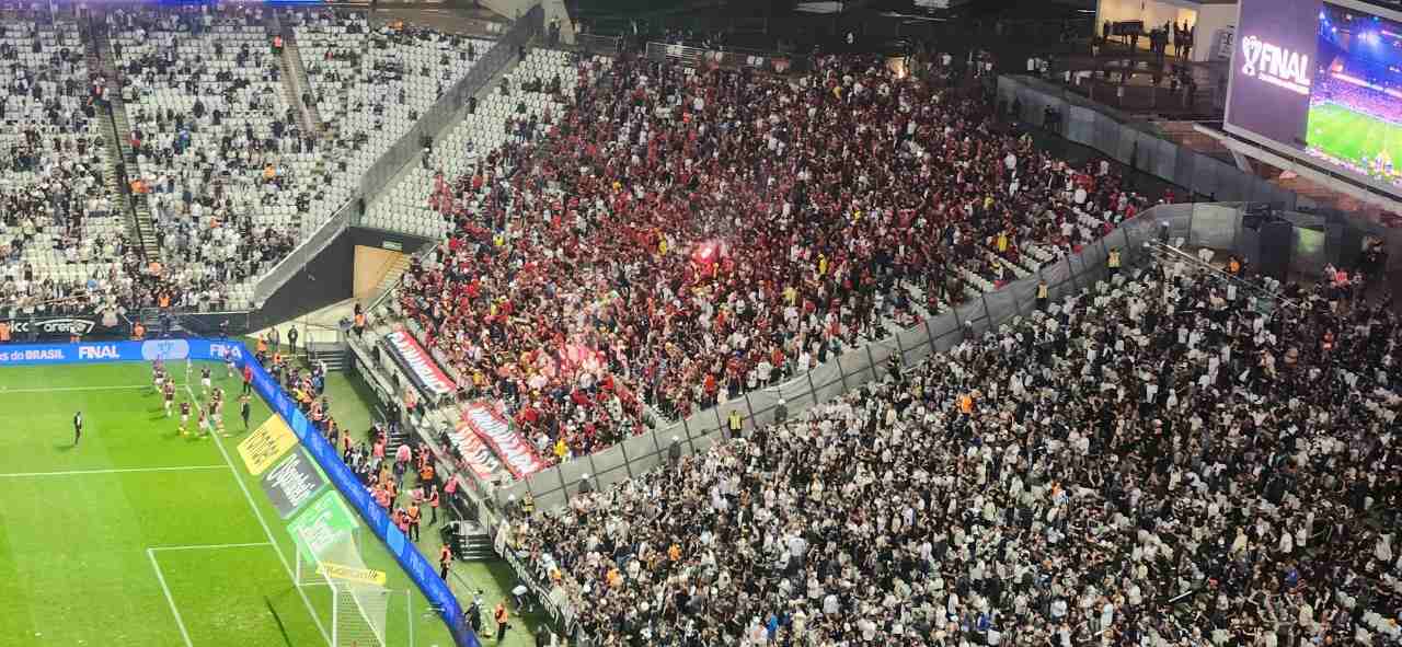 Torcedores de Flamengo e Corinthians se unem pelo mesmo objetivo na final  da Libertadores – LANCE!