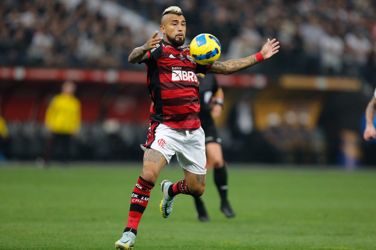 Isla revela conversa com Vidal sobre o Flamengo e se coloca à disposição de  Dome para estrear contra o Santos, flamengo