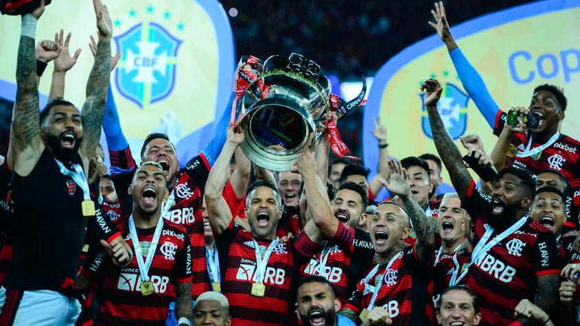 Após benzer a taça da Copa do Brasil, torcedores do Flamengo