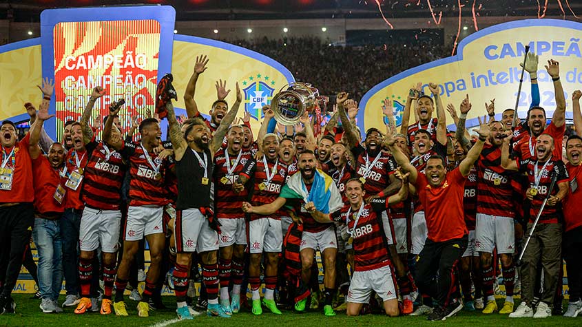 Vampeta joga sal grosso na taça da Copa do Brasil antes da decisão - Lance!