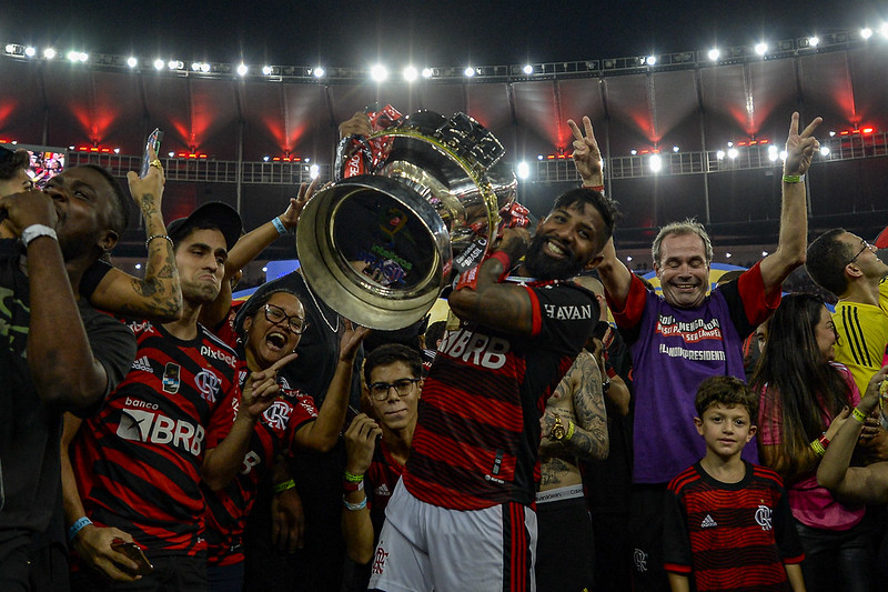 Vampeta coloca terço e joga sal grosso na taça da Copa do Brasil; veja