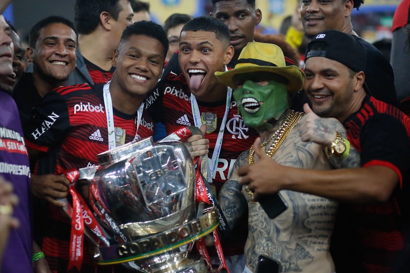 Após benzer a taça da Copa do Brasil, torcedores do Flamengo