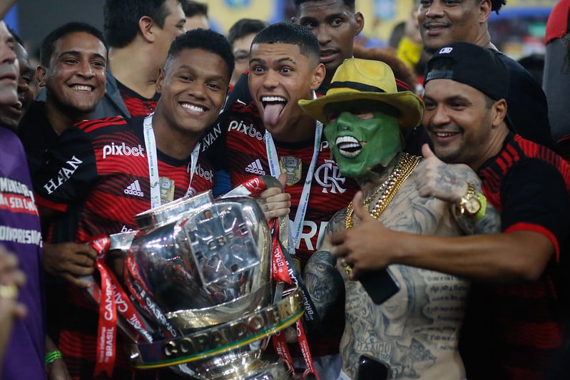 Vampeta joga sal grosso na taça da Copa do Brasil antes da decisão - Lance!