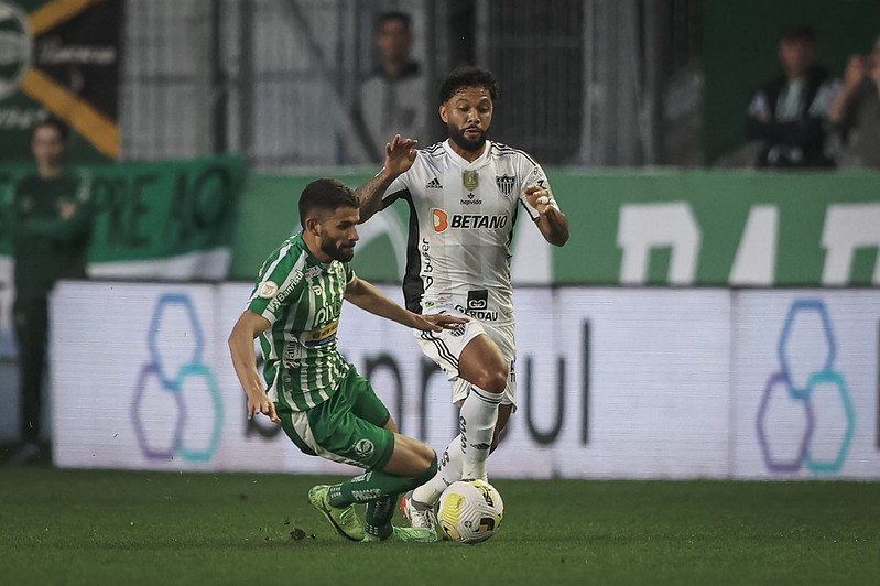 À espera de resolução de imbróglio no Cruzeiro na Fifa, Angulo participa de  treino na Toca - Superesportes