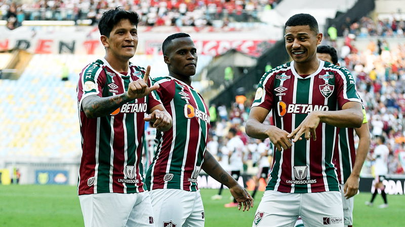 Alexsander e jogadores da base do Fluminense visitam crianças que