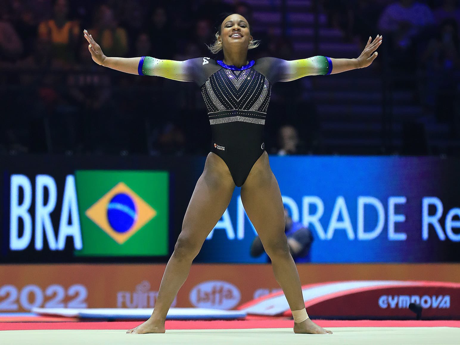 Rebeca Andrade sobre ouro no campeonato Mundial de Ginástica