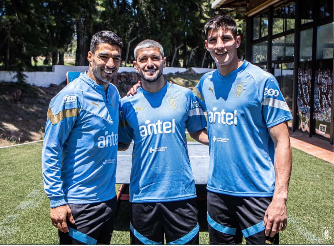 Campeão uruguaio, Suárez presenteia elenco com celular de R$ 7,6