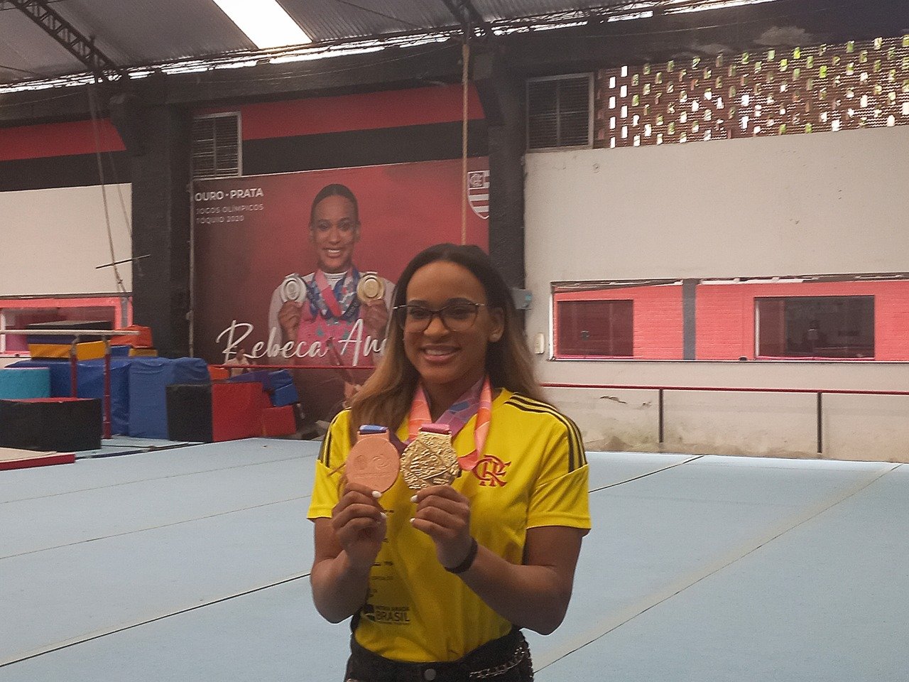 Rebeca Andrade sobre ouro no campeonato Mundial de Ginástica