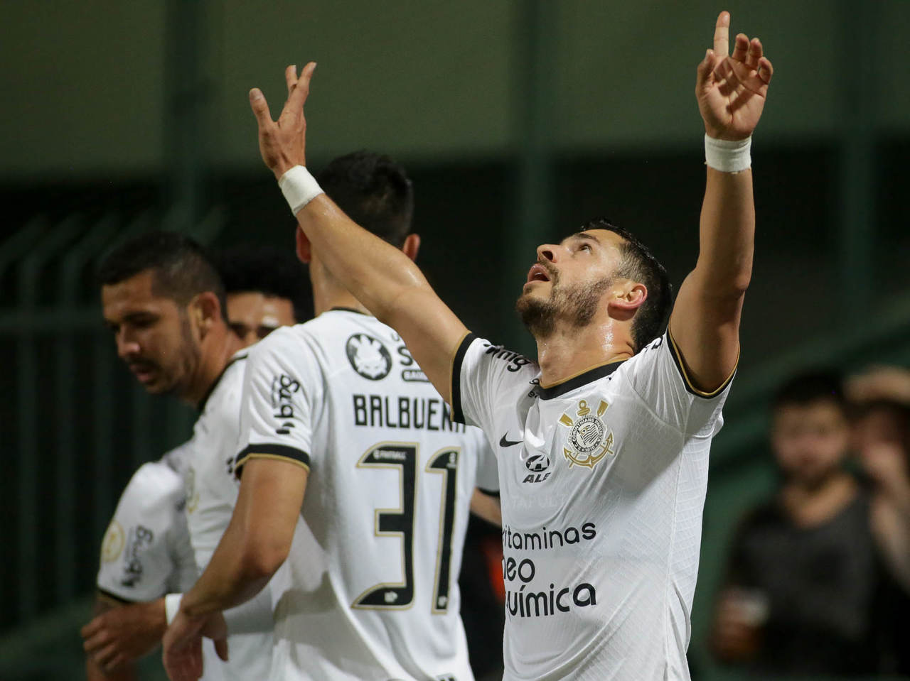 Corinthians busca empate, mas sai da briga pelo segundo lugar