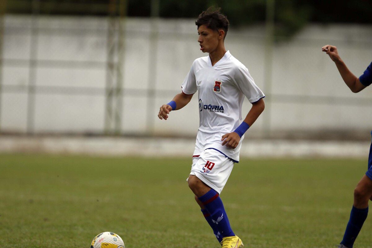 Jogador De Futebol Da High School Em Ação Durante Um Jogo No Sul