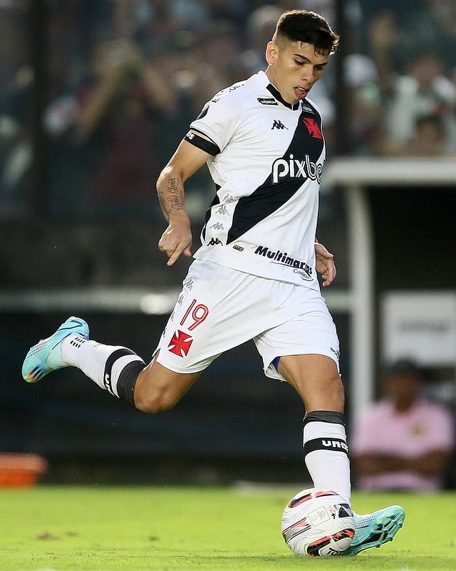 Terceiro uniforme do Vasco vence concurso de camisa mais bonita do ano -  Lance!