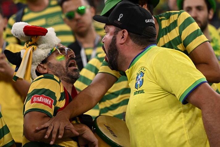 File:Torcedor brasileiro assistindo jogo do Brasil na Copa Do