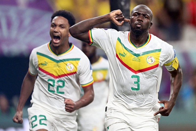 Torcida e jogadores de Senegal fazem homenagem a Papa Bouba Diop