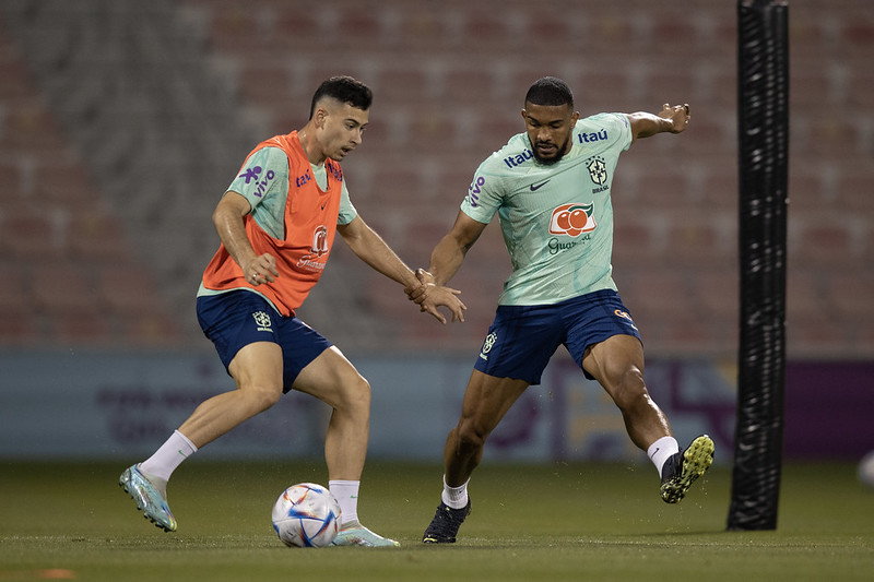 Lateral da Seleção, Danilo diz que verdadeiros heróis do Brasil estão nas  salas de aula e nos hospitais