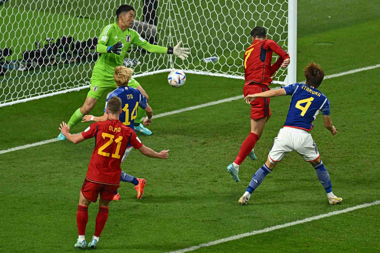 Fifa diz que bola não saiu em lance polêmico de Japão x Espanha; veja a  explicação